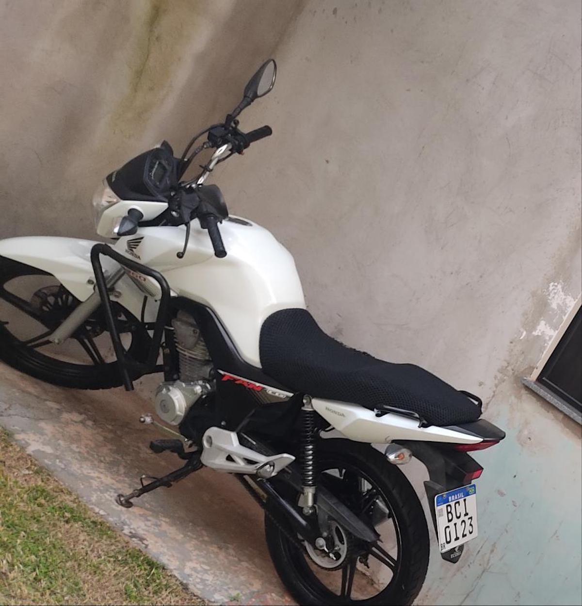 Moto Honda De Placa Bci I E Cor Branca Foi Furtada Na Rua Osvaldo