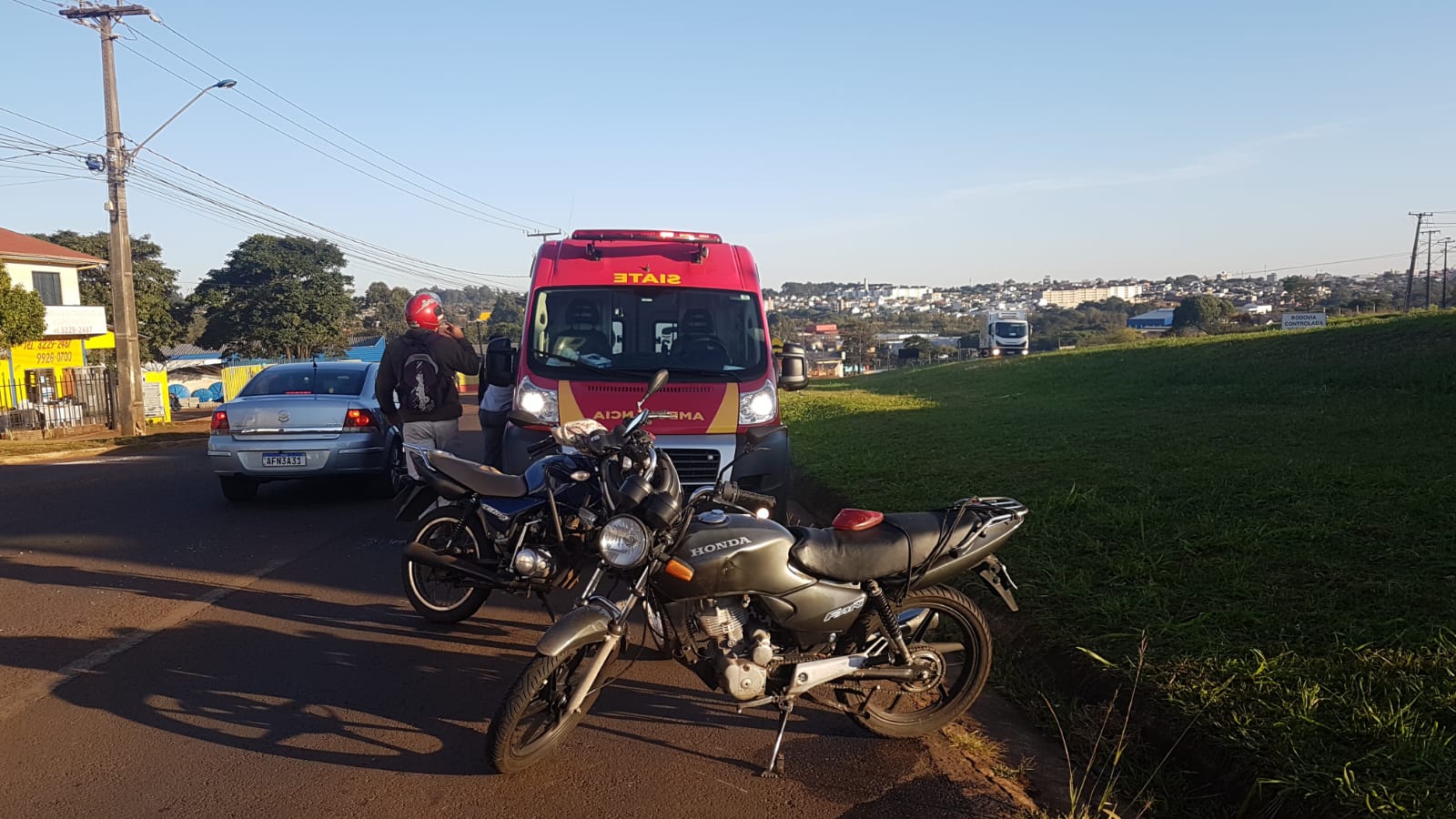 Motociclista fica ferido após se envolver em colisão caminhão às