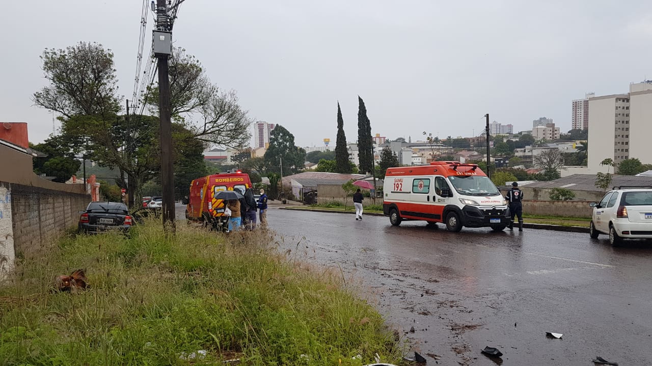 Palio Fica A Frente Destru A E Astra Vai Parar Na Cal Ada Ap S