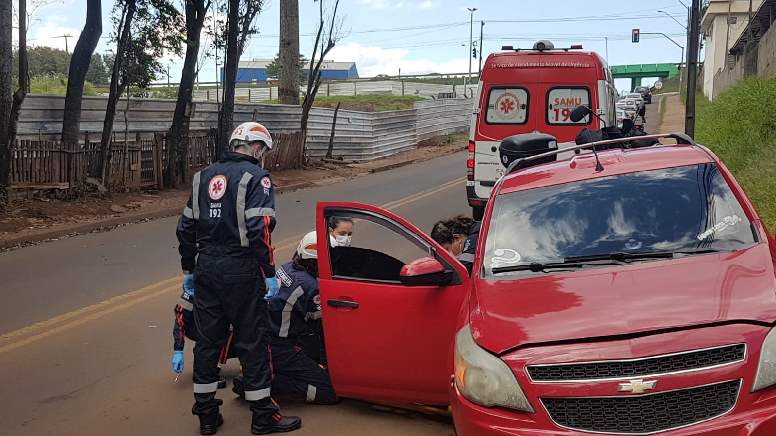 Condutor bate o carro no meio fio após sofrer crise convulsiva no