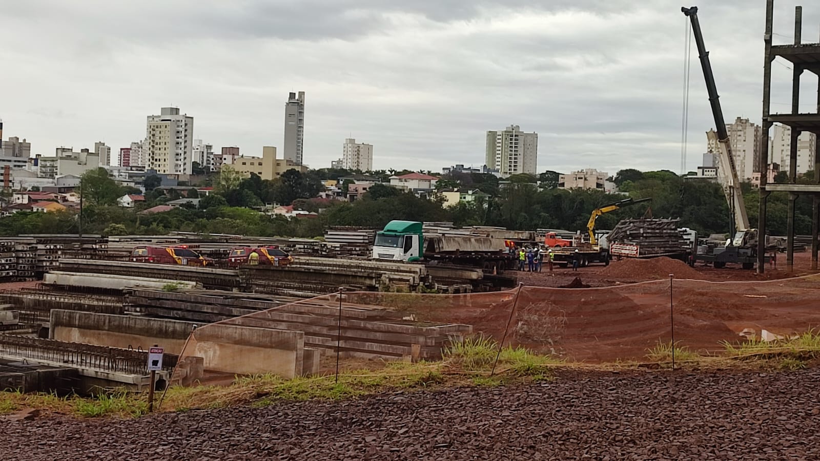 Trabalhador sofre lesão após ser atingido por objeto nas obras do