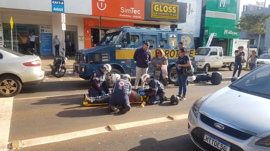 Moto vai parar embaixo de carro forte após colisão Fluence na