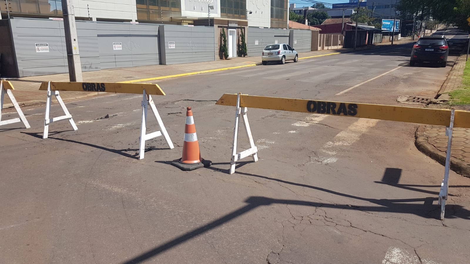 Trânsito está impedido em trecho da Rua Salgado Filho para obras de