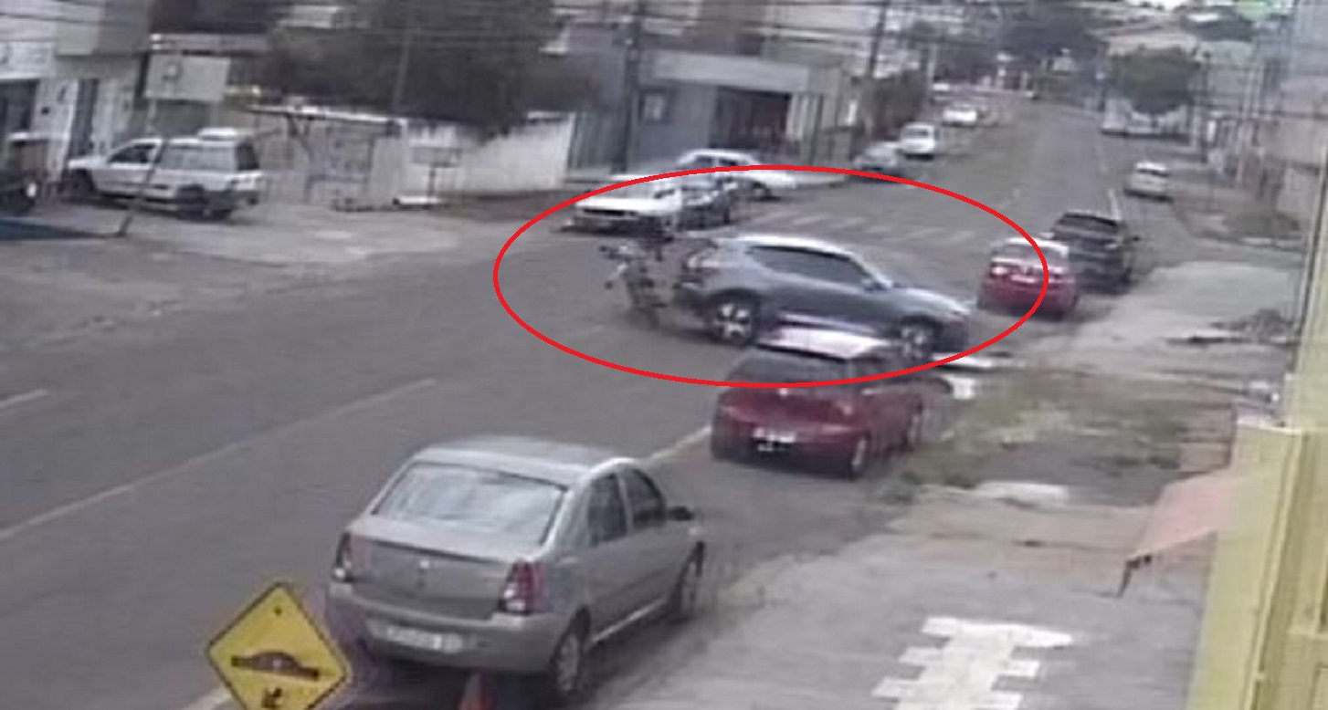 Câmera flagra momento em que motociclista fica ferido em acidente no