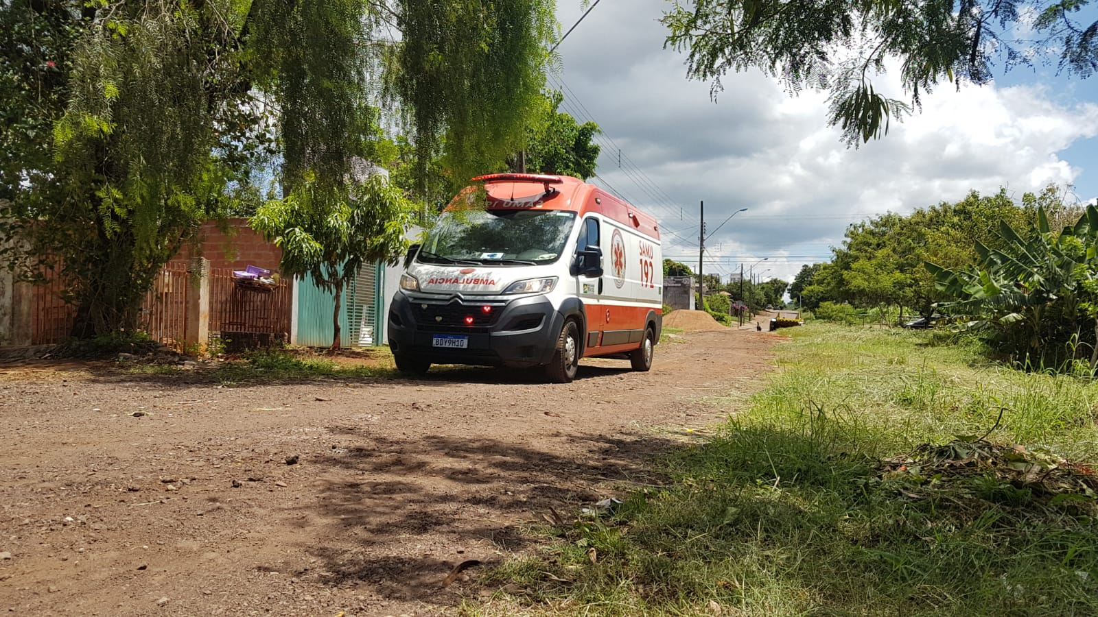 Samu atende adolescente que teria sido agredida em colégio CGN