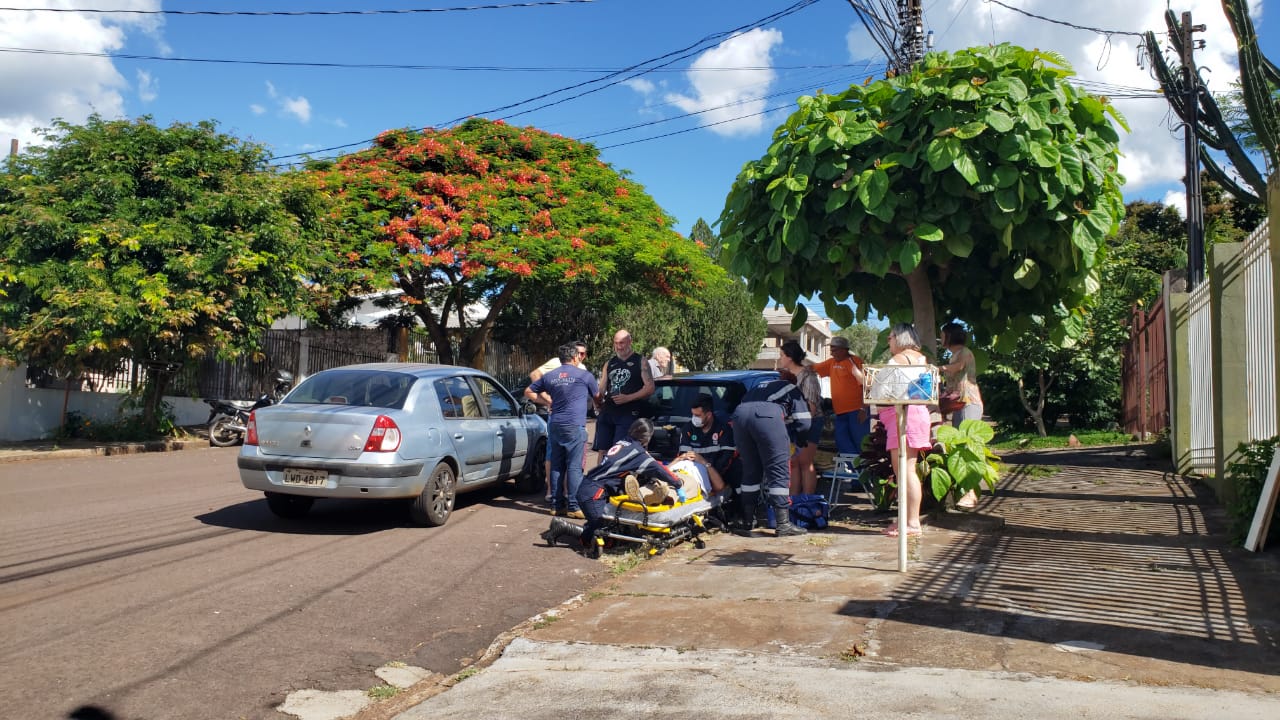 Idoso passa mal perde o controle de veículo e atinge carro estacionado