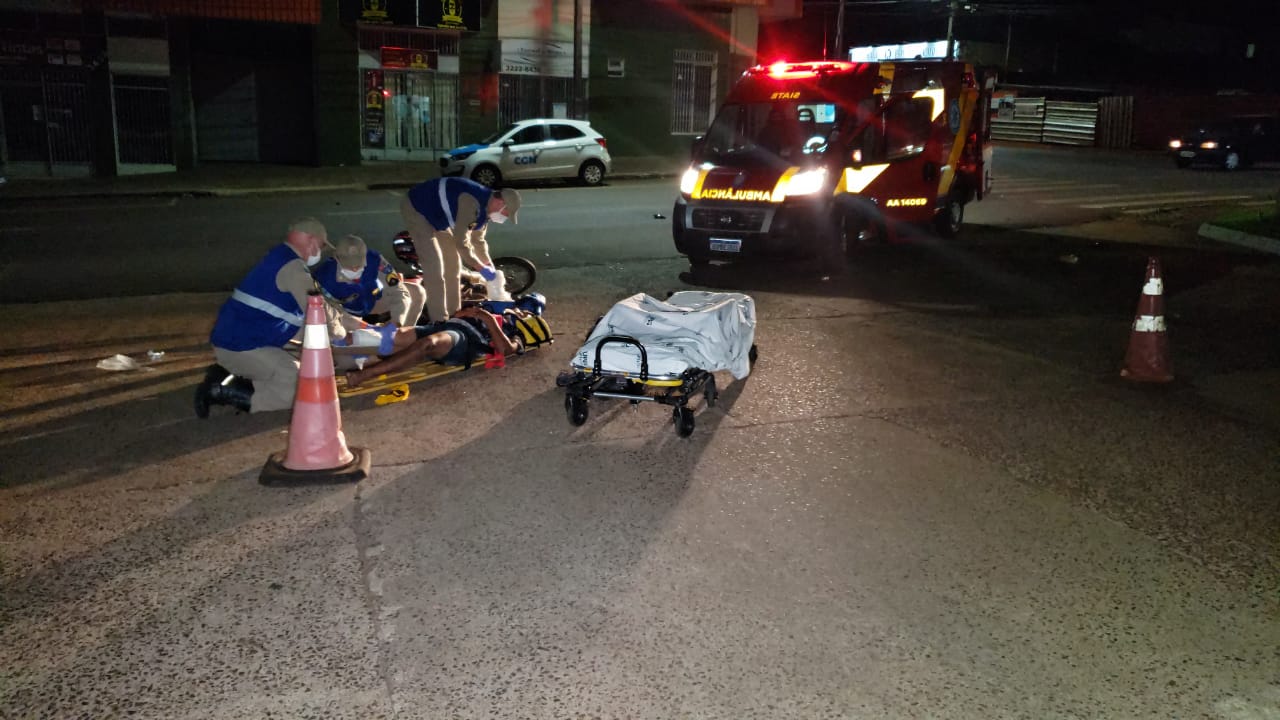 Colisão entre duas motocicletas deixa dois jovens fratura no bairro