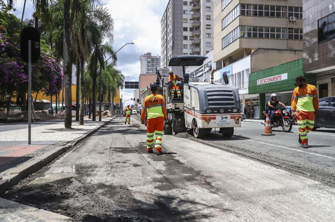 Curitiba Obras Recuperam Asfalto Na Avenida Marechal Floriano No