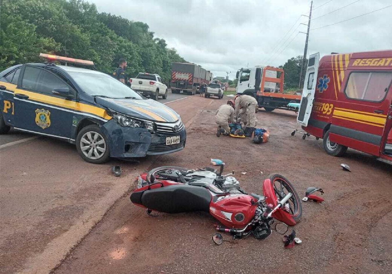 Motociclista colide em viatura da PRF que controlava trânsito na BR 163