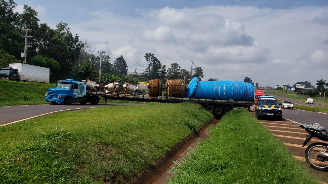 Rodado de caminhão cai em valeta às margens da rodovia BR 277 CGN O