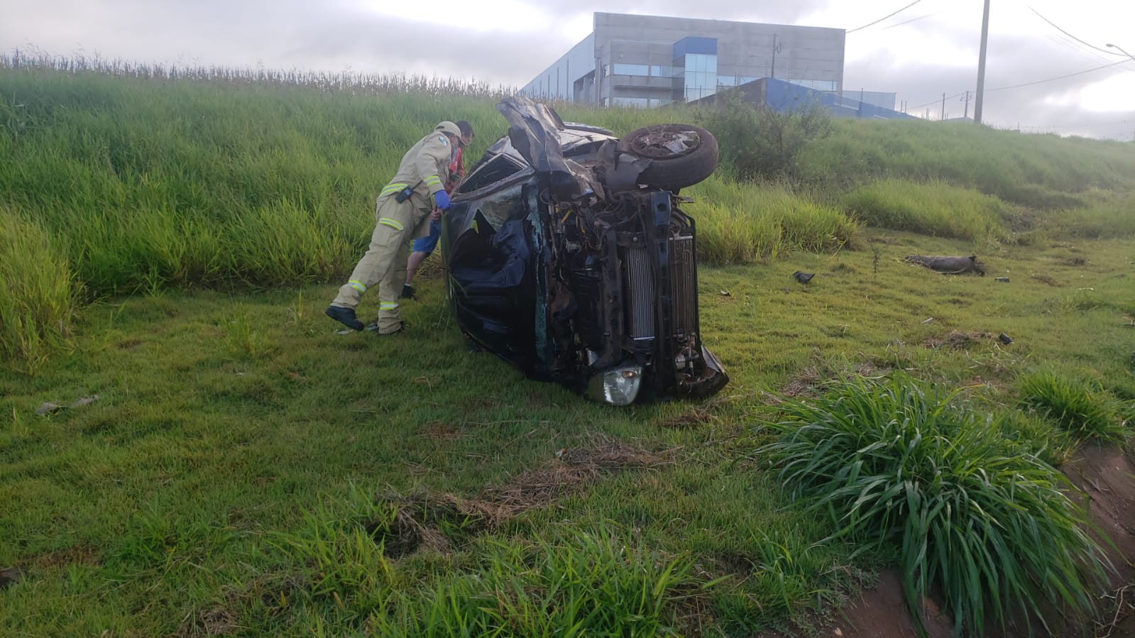 Carro fica destruído após capotar na rodovia BR 467 em Cascavel CGN