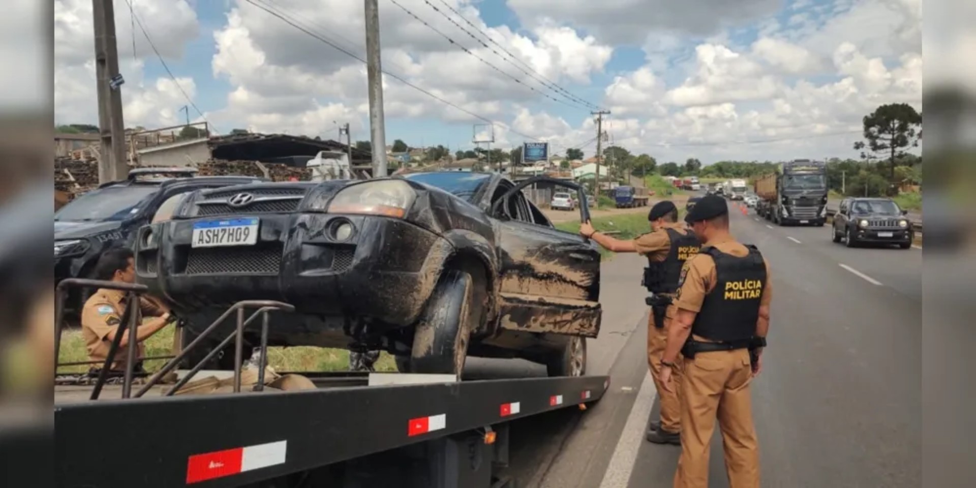 Suspeito de roubos capota carro durante perseguição policial CGN O