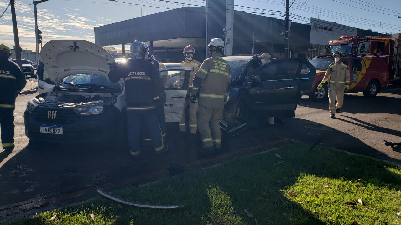 Forte colisão de trânsito envolve três veículos na Avenida Brasil CGN