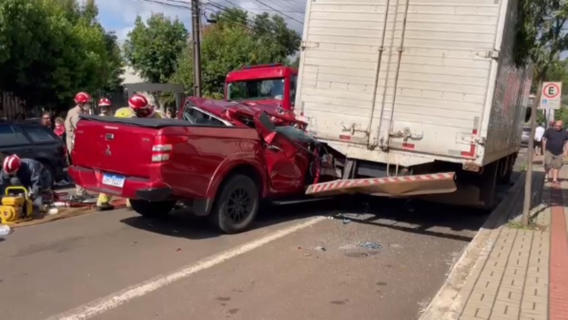 Três ficam feridos após caminhonete colidir em caminhão estacionado