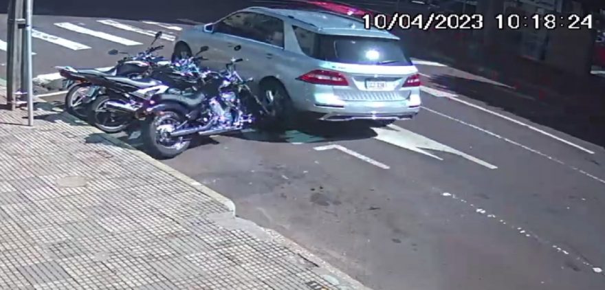 C Mera Flagra Carro Batendo Em Moto Estacionada Cgn O Maior Portal