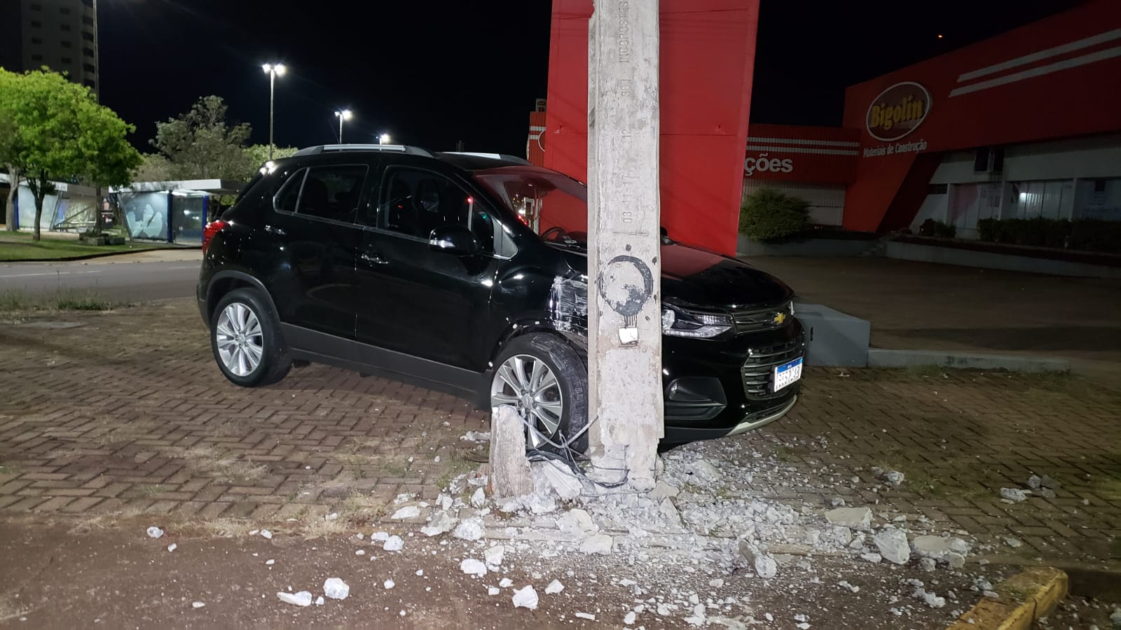 Condutor abandona Tracker após colidir contra poste na Tancredo Neves