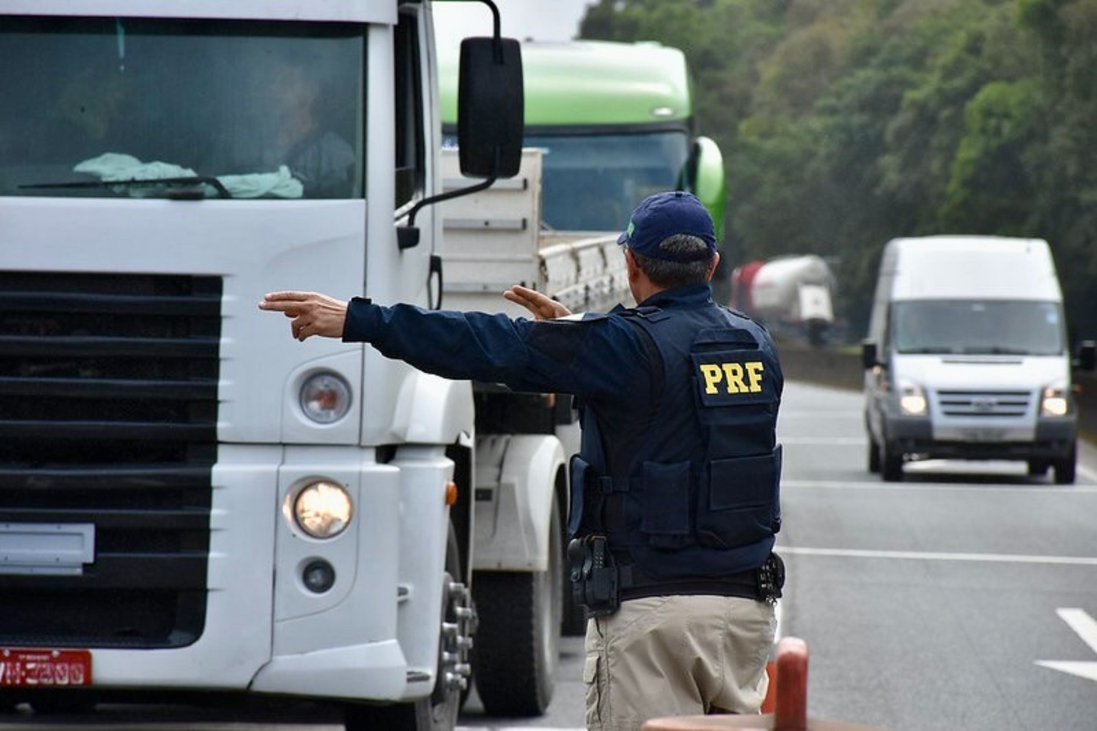 Carreta Apreendida Pneus Carecas Na Br Em C U Azul Cgn