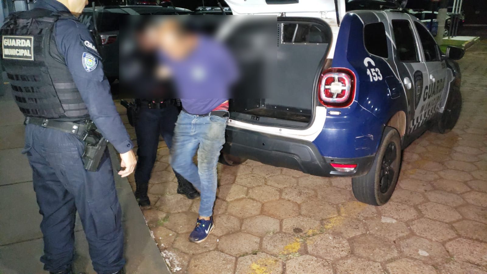 Homem invade restaurante agride clientes e funcionários e acaba preso