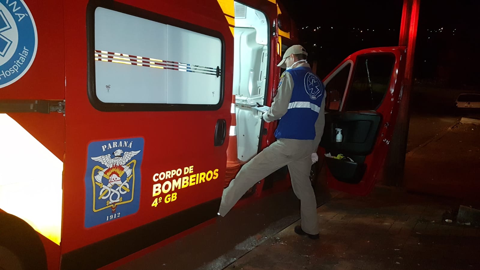 Homem sofre corte no crânio após cair e bater a cabeça na borda de