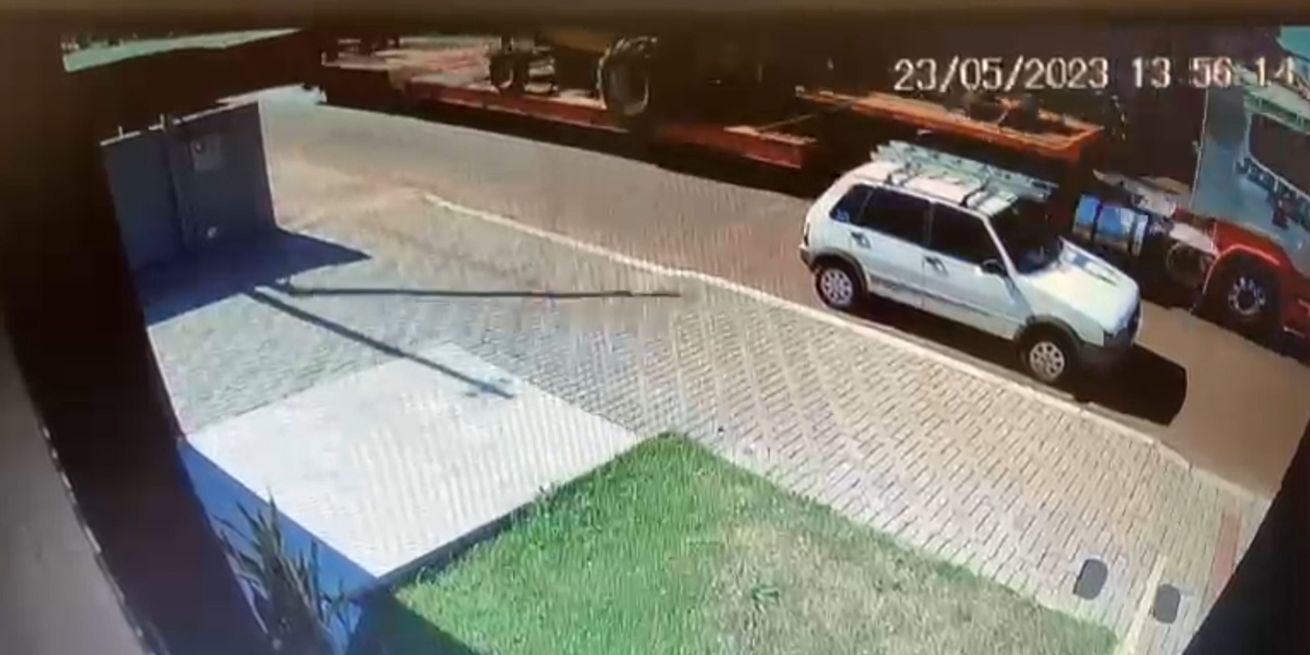 Câmeras registram momento em que caminhão derruba poste na Avenida Tito