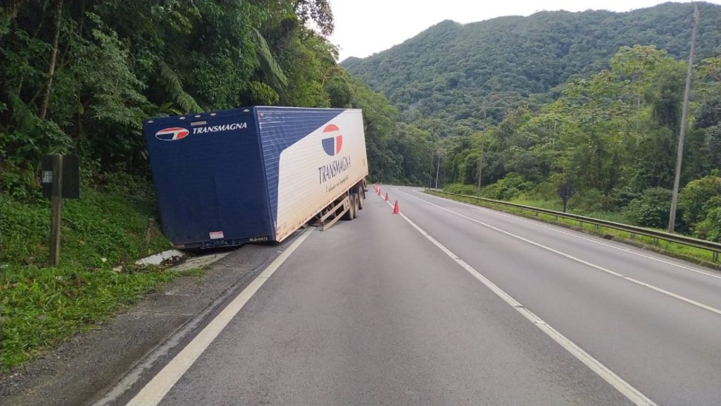 Duas Carretas Tombam No Km 666 Da BR 376 CGN O Maior Portal De