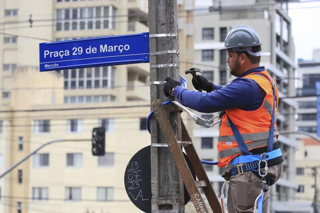 Greca Apresenta Novas Placas De Nomenclatura De Ruas Em Curitiba Cgn