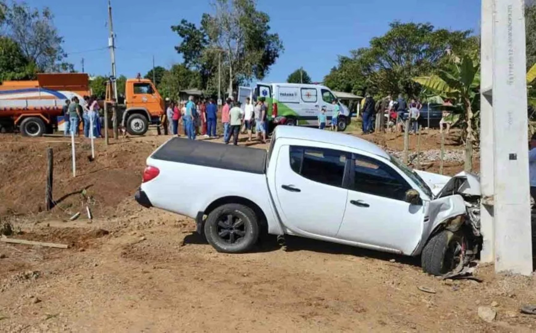 Caminhonete Sai Da Pista E Colide Poste Na Rodovia Pr Cgn O