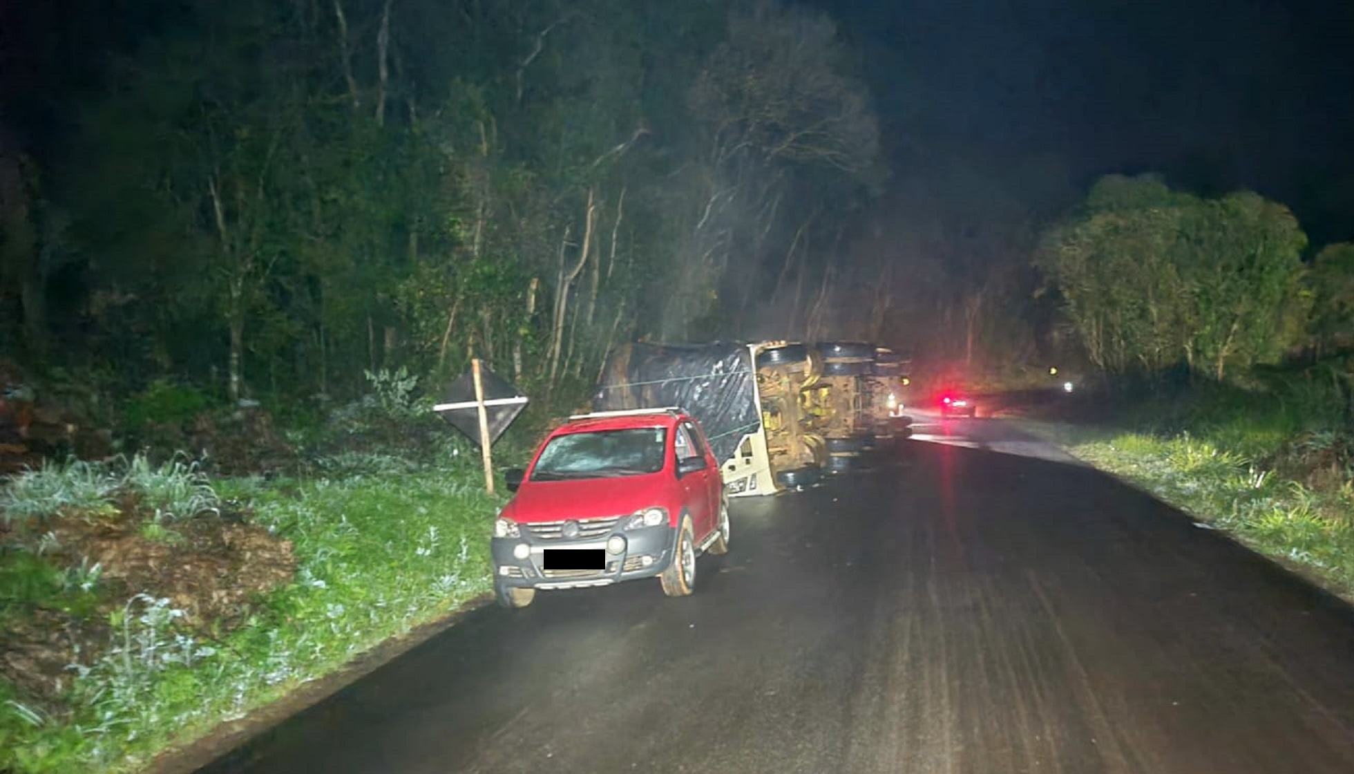 Motorista Fica Ferido Em Tombamento De Caminh O Na Pr Em Catanduvas