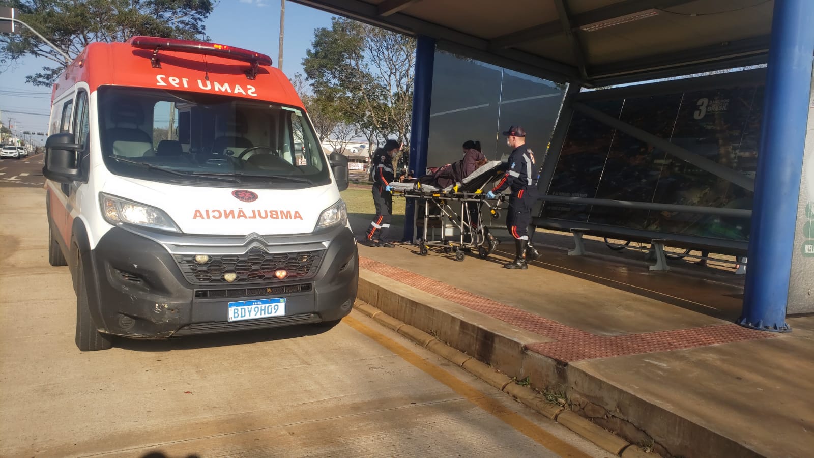 Mulher é socorrida em ponto de ônibus na Avenida Tancredo Neves CGN