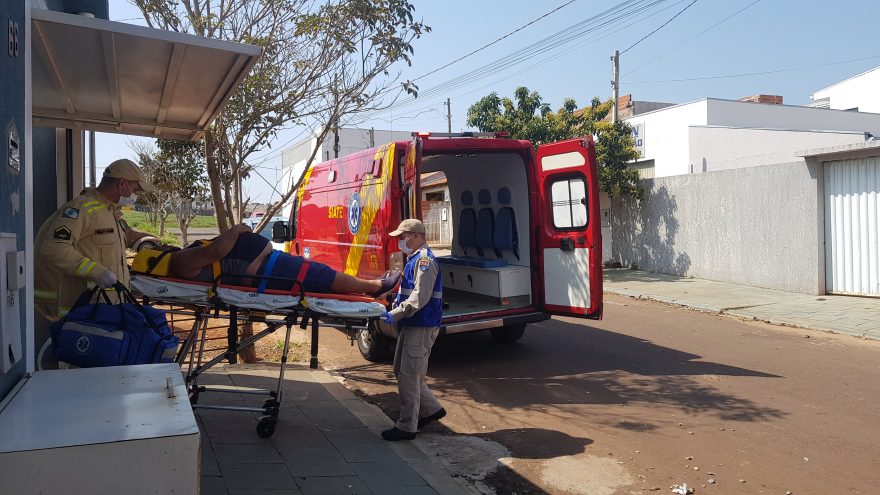 Homem Trava Coluna Ap S Levantar Objeto De Concreto E Precisa Ser