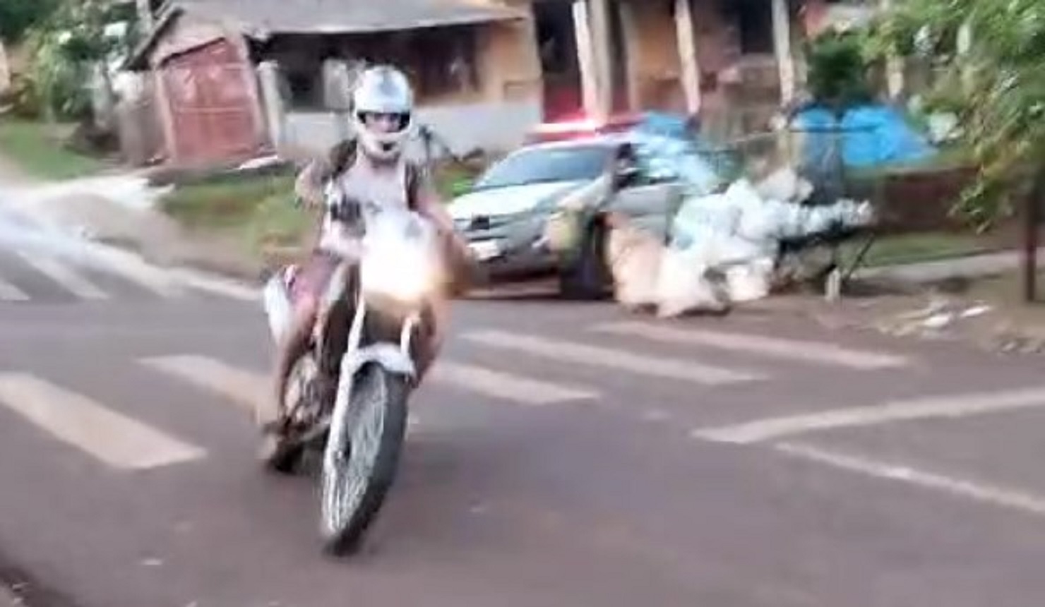 Motociclista embriagado é preso após fuga alucinante e acidente em Três