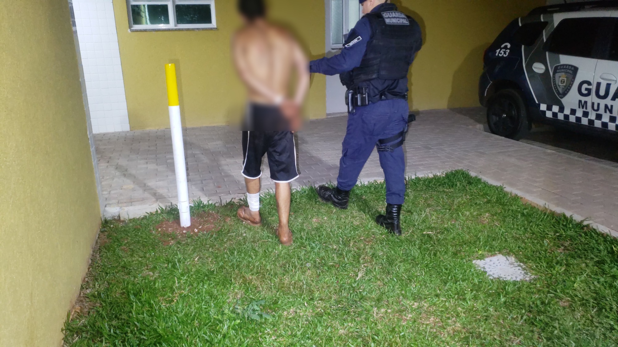 Homem e mulher são presos furtando coluna de aço no Maria Luiza CGN