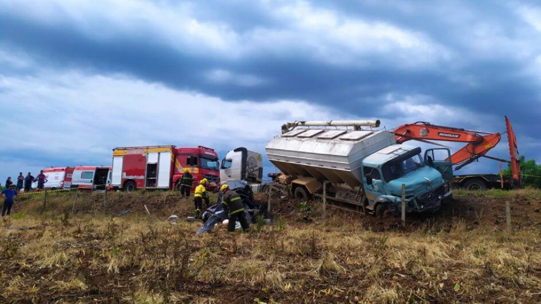 Grave Acidente Entre Caminh O E Carro Deixa Quatro Mortos Em Santa