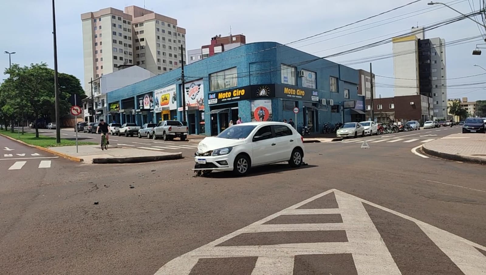 Colisão entre Gol e Hilux deixa via parcialmente bloqueada no Centro