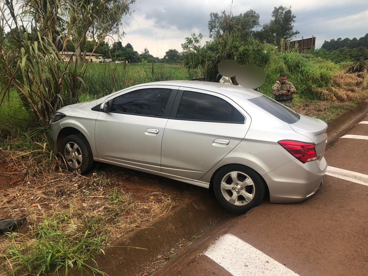 Motorista perde o controle da direção e sai da pista na rodovia BR 467