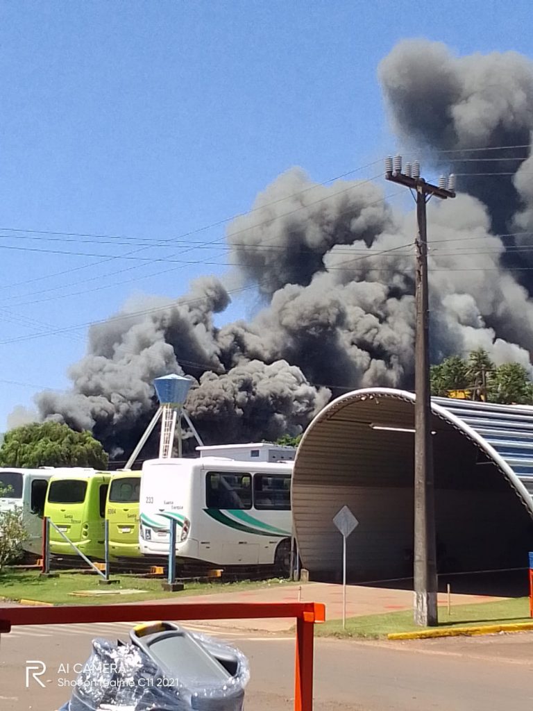 Internautas registram densa fumaça durante incêndio em barracão de