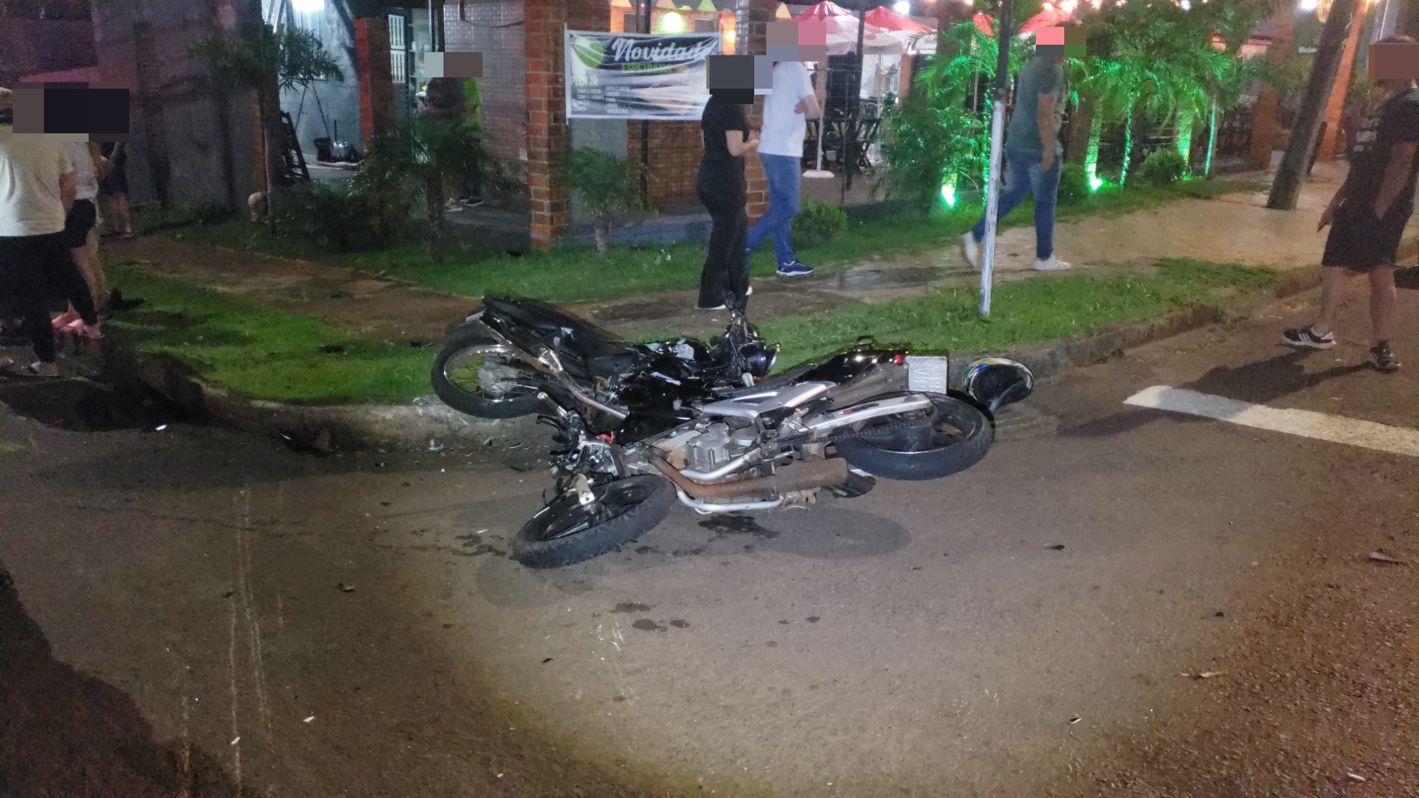 Homem fica gravemente ferido em forte colisão entre motos esquina das