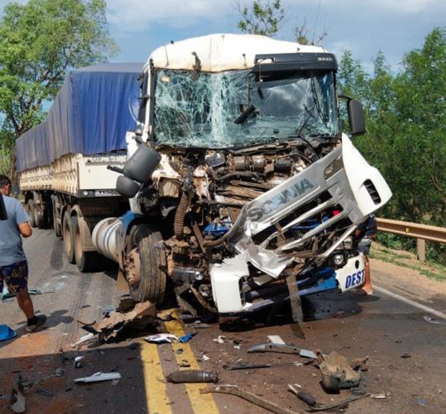 Pistas ficam bloqueadas após batida entre duas carretas na BR 070 CGN