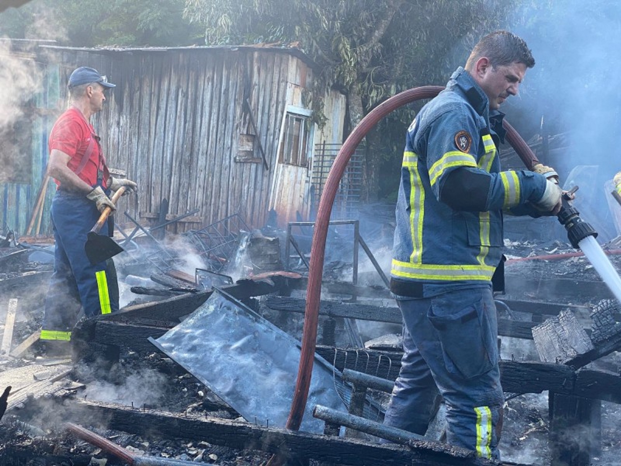 Inc Ndio Atinge Quatro Resid Ncias De Madeira Em S O Miguel Do Igua U