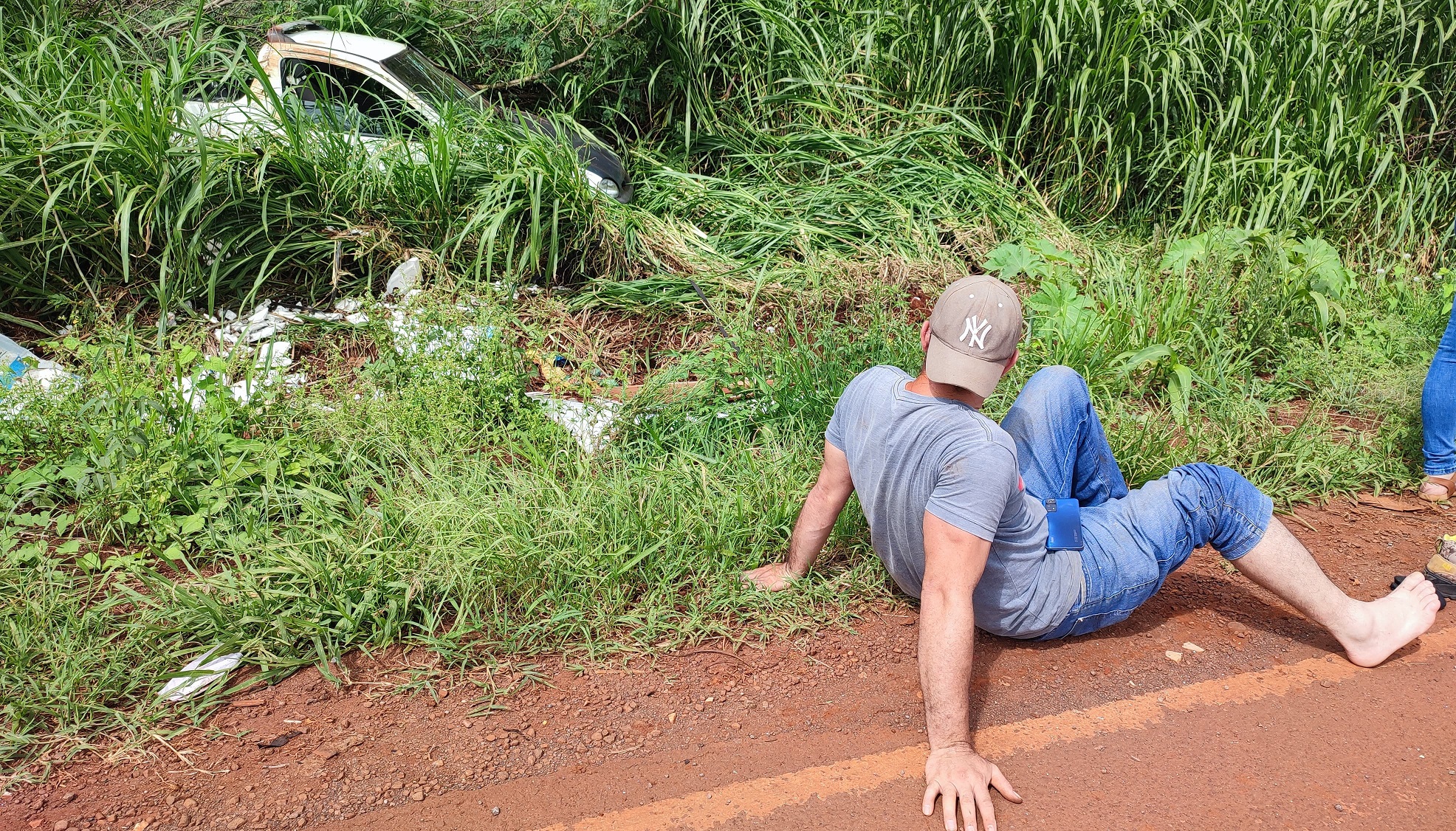 Condutor capota ao tentar evitar obstrução de concreto que caiu sobre a