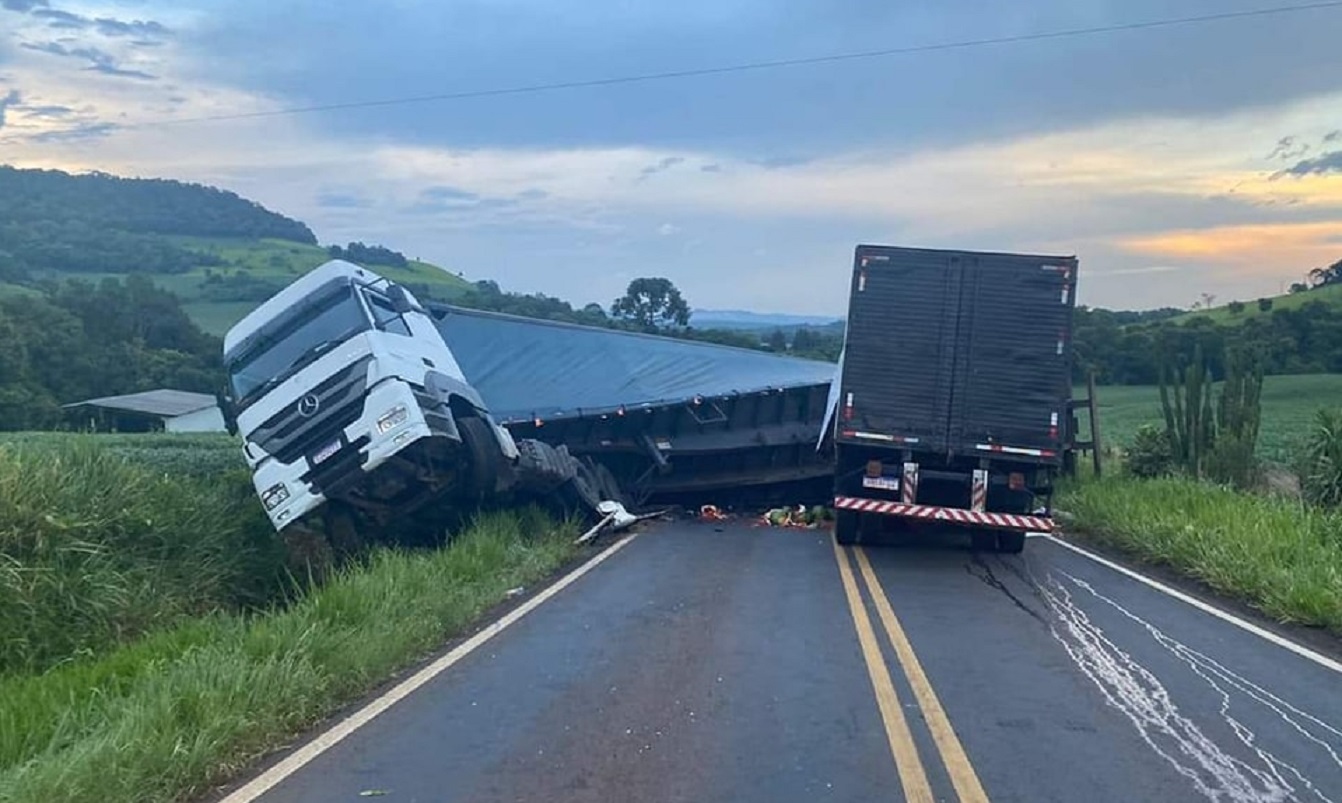 Acidente entre caminhões deixa casal gravemente ferido e interdita a PR