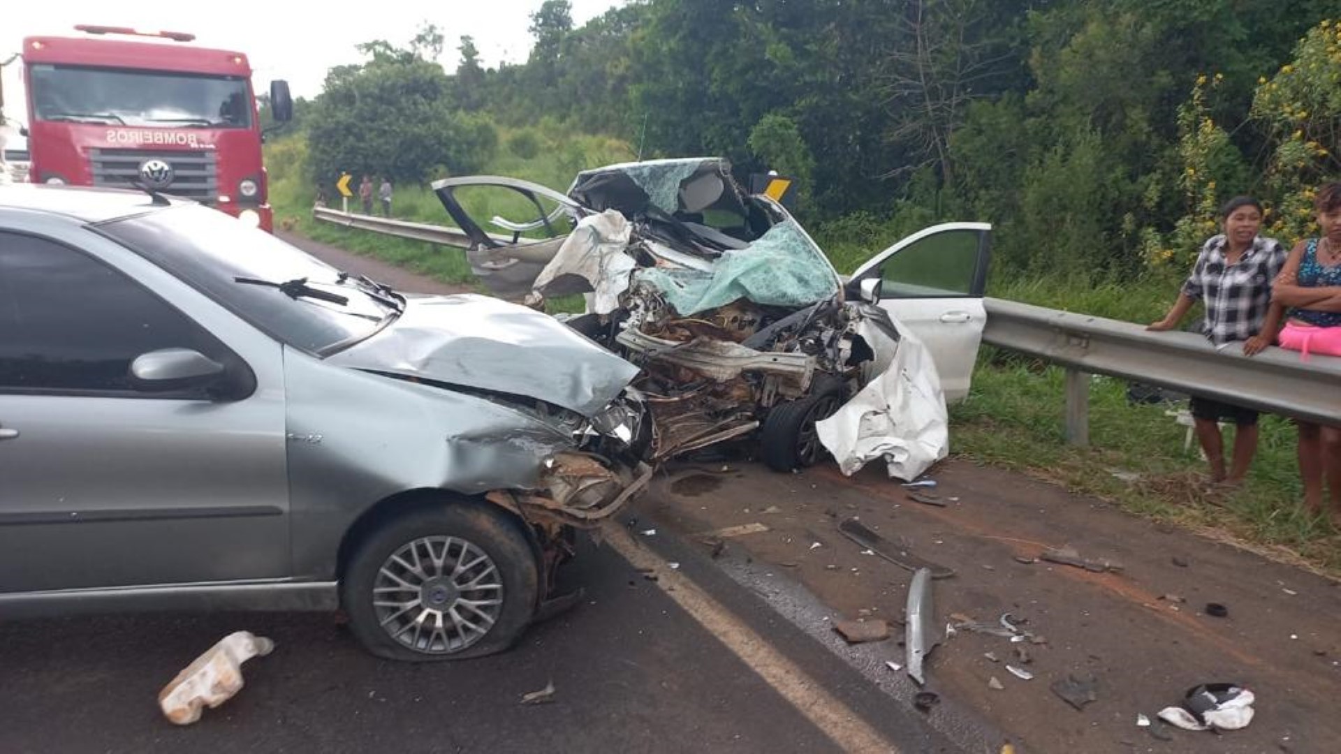 Forte colisão entre três veículos deixa uma pessoa morta e outras