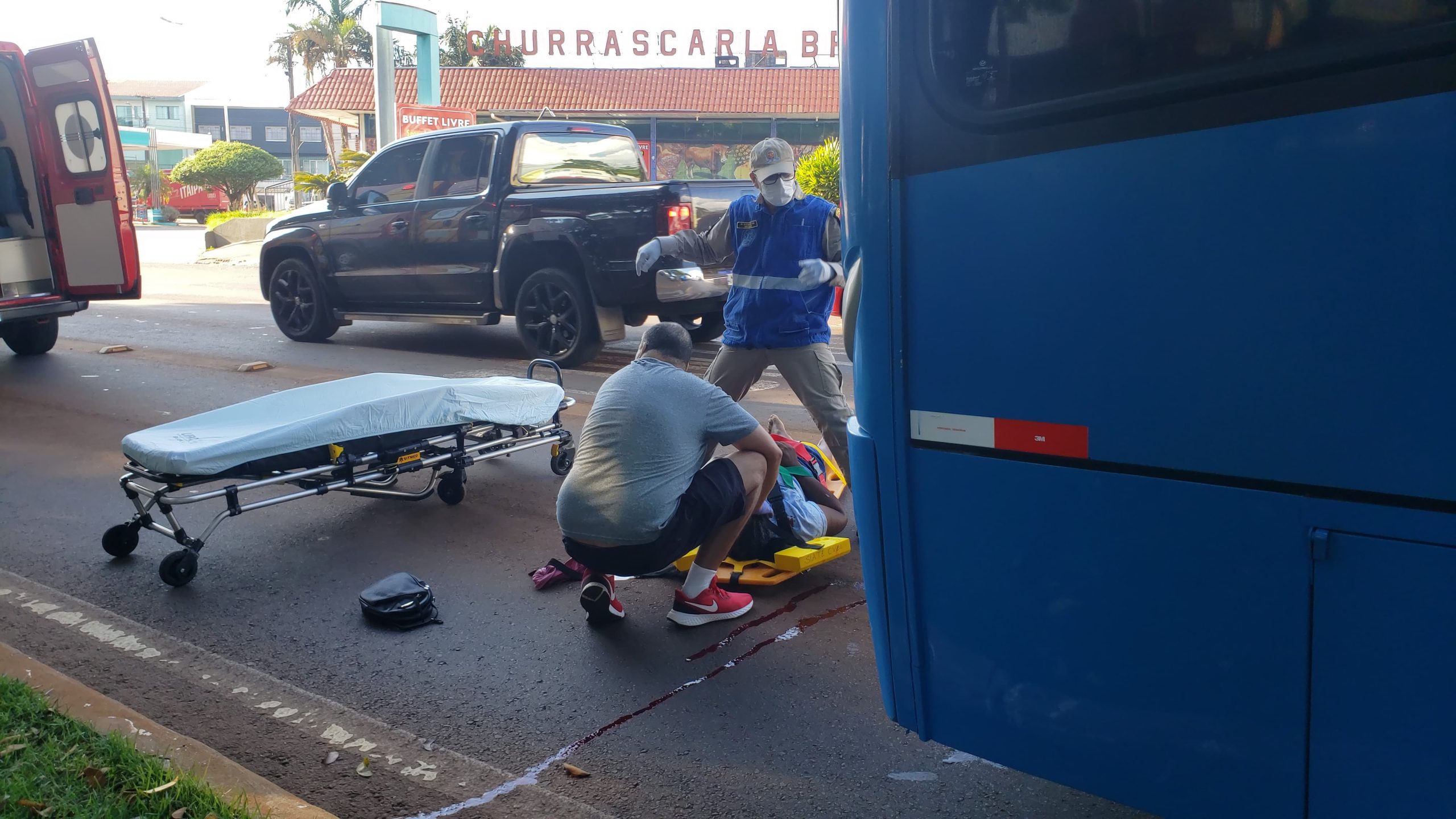 Mulher é atropelada por ônibus na Avenida Brasil e fica em estado grave