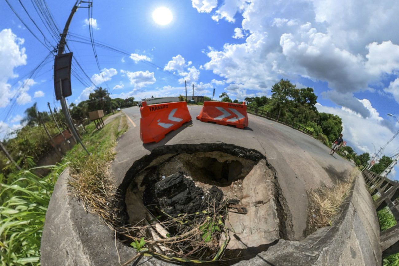 Obra para contenção de erosão em Curitiba bloqueia ponte na Estrada da