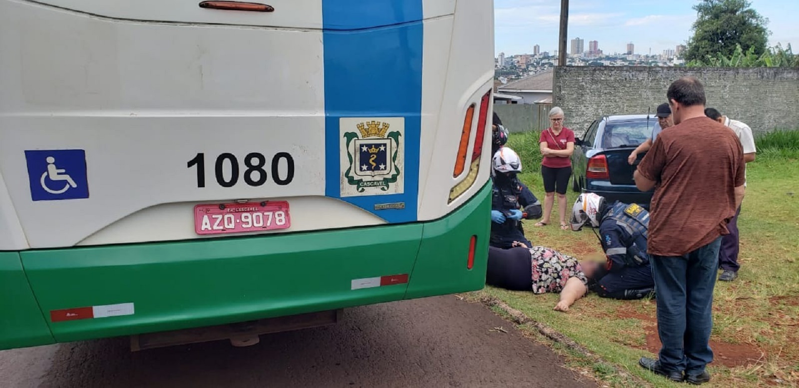 Mulher é socorrida pelo Samu após cair de ônibus do transporte coletivo