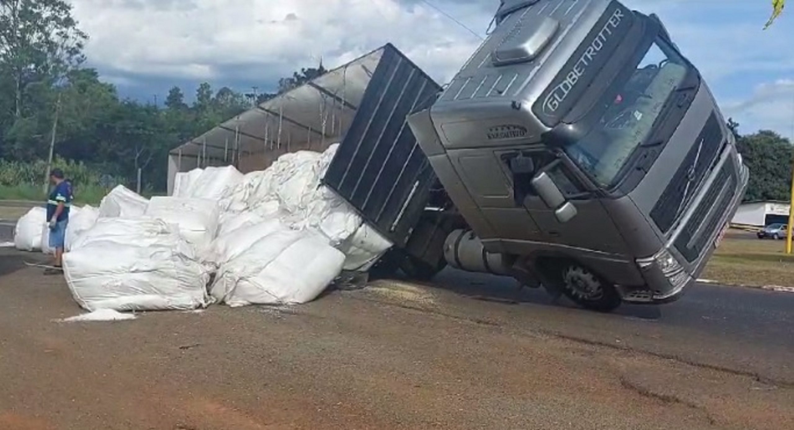 Caminh O Carregado Ureia Tomba Na Rodovia Pr Cgn O Maior