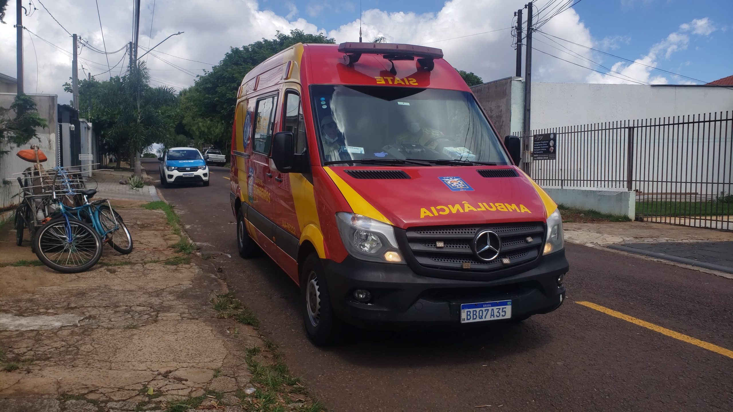 Manuseando Lixadeira Homem Corta O Bra O E Precisa Ser Socorrido Pelo