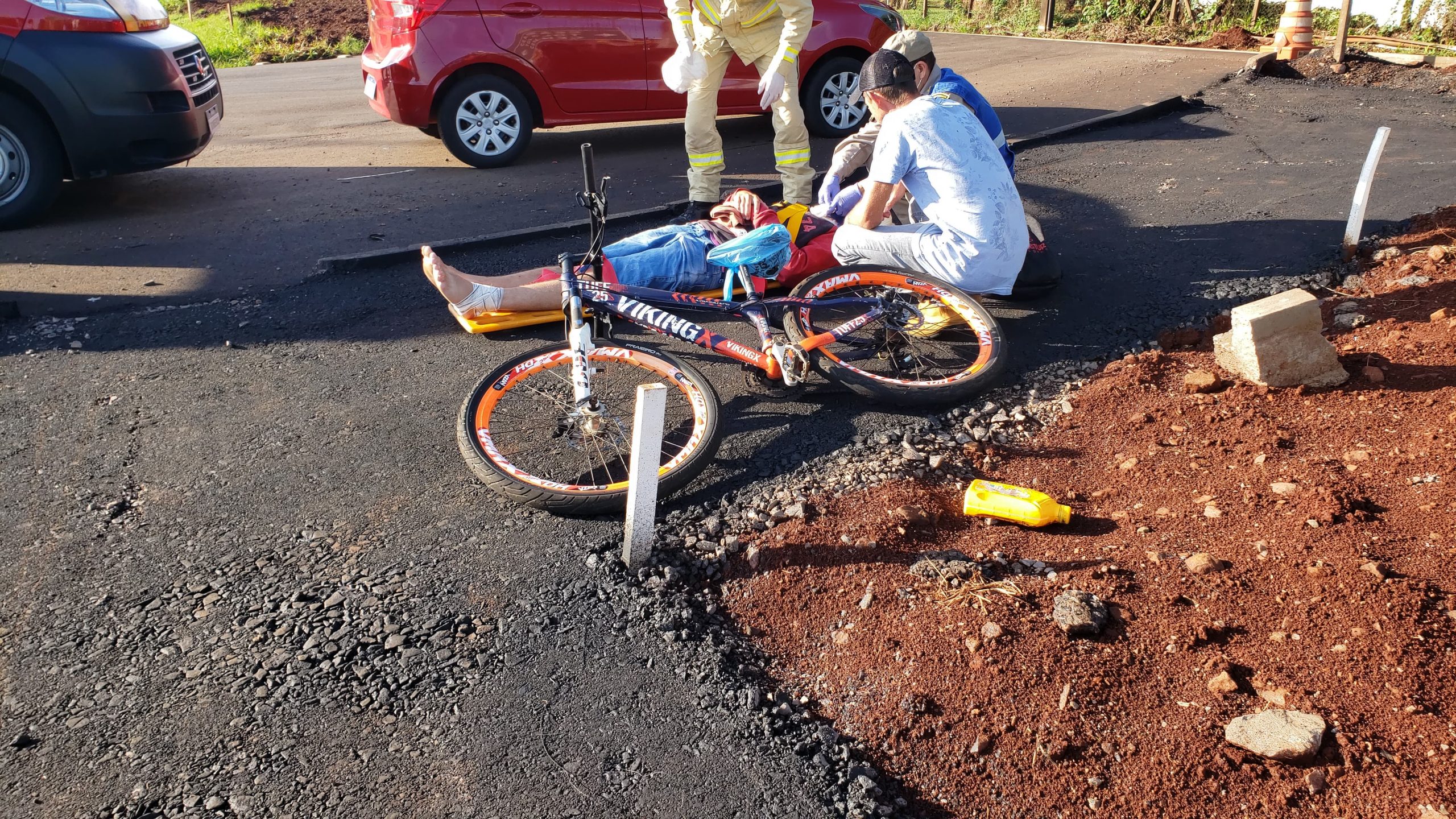 Ciclista fica ferido após se envolver em colisão carro no Trevo da