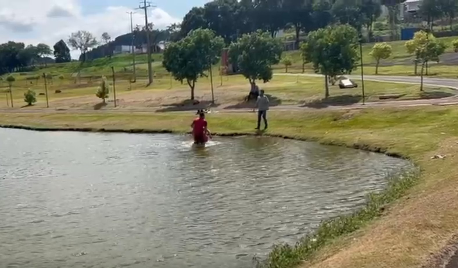 Bombeiros trabalham rápido e encontram corpo de jovem que se afogou em