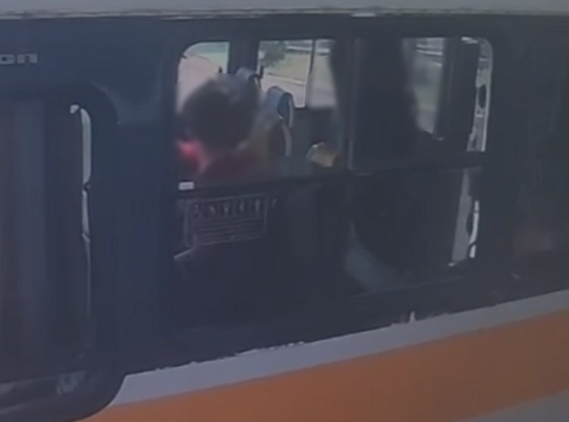 Vídeo mostra mulher batendo em criança especial dentro de ônibus em